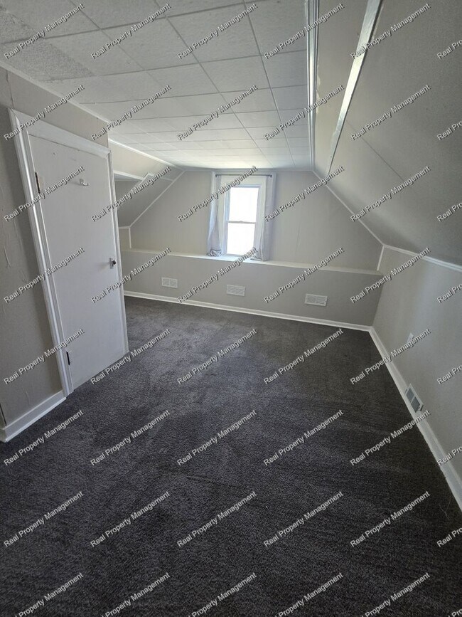 Building Photo - Three Bedroom Munster Cape Cod