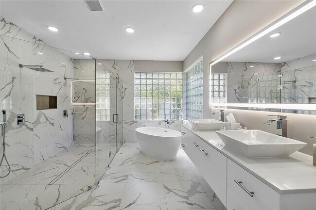 Building Photo - 410 Sabal Way