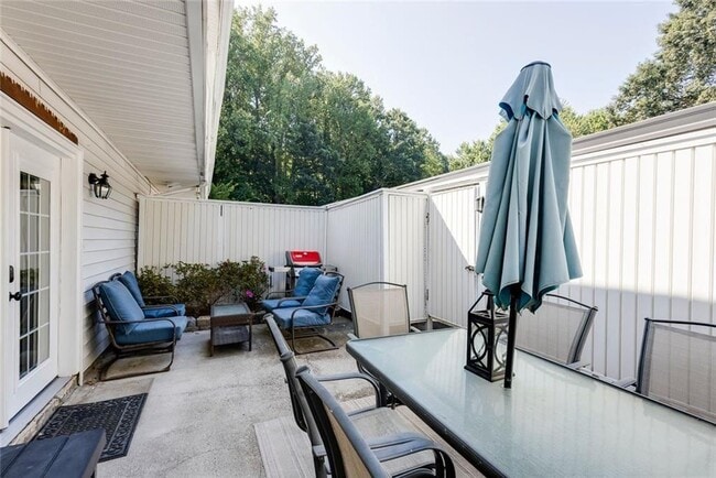 Building Photo - 7090 Stonington Dr NE