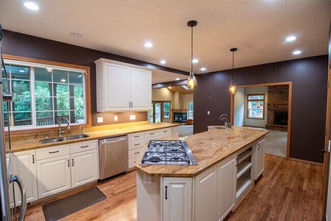 Building Photo - 4bd/2.5ba Redmond Home