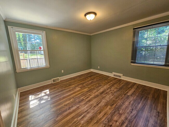 Building Photo - NEW LISTING!!!!!