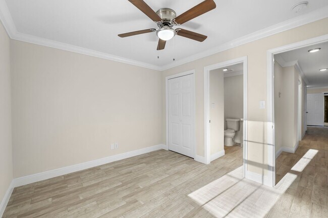 Building Photo - Crown Moulding********* Renovated 3 Bedroom 2 Bath********* Granite Countertops