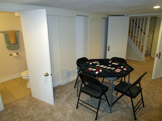 Building Photo - SINGLE FAMILY HOME! Great Location! Laundr...