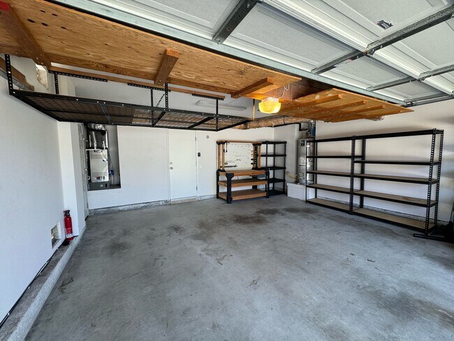 Building Photo - 3 Bedroom 2.5 Bath Home Near Lake Calavera!