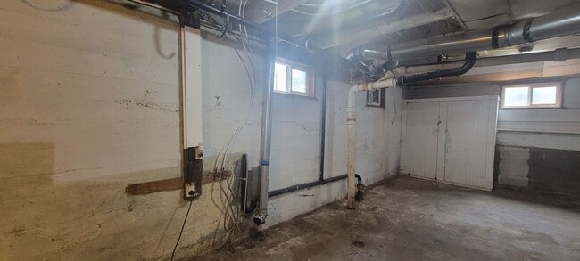 Building Photo - Downstairs unit @1034 NE Davis St - Lowere...