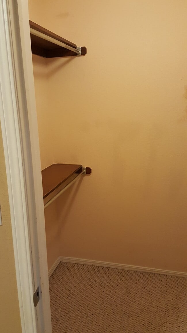 Building Photo - 1901 E Lindsey St