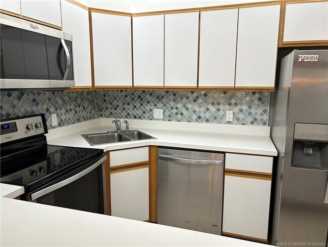 Building Photo - 2114 SW Silver Pine Way