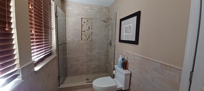 Building Photo - 6688 Via Regina