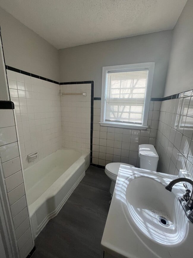 Building Photo - Newly Renovated House on a quiet Street