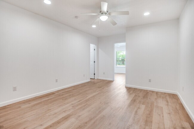 Building Photo - 905 W Abram St