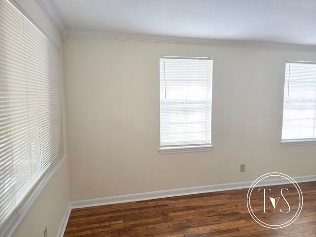 Building Photo - 816 W 48th St