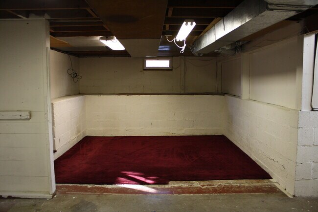 Building Photo - 2 Blocks from the river!!