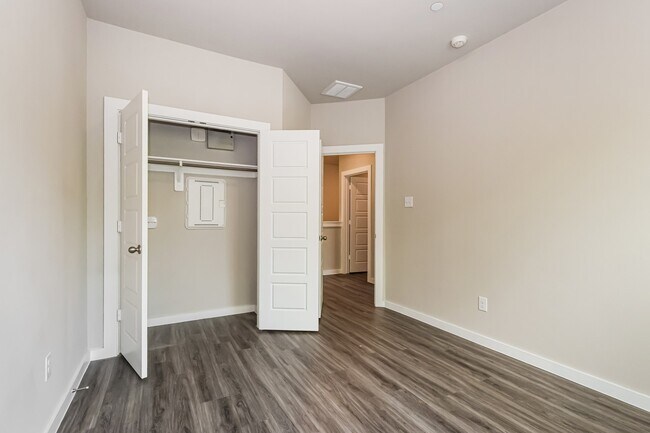 Building Photo - 305 N Centro Cir