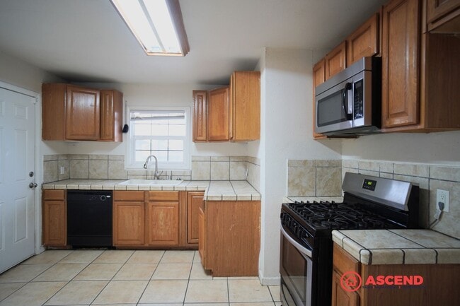 Building Photo - Cozy home located in the Northeast!