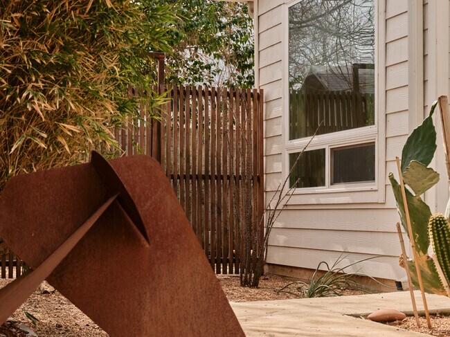 Building Photo - 910 Gullett St