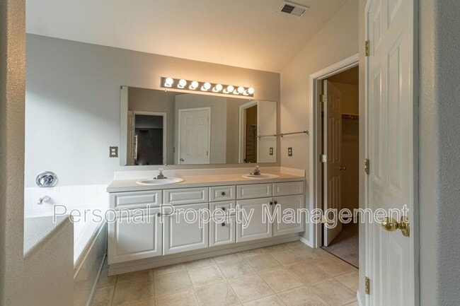 Building Photo - 2014 SW 11th St