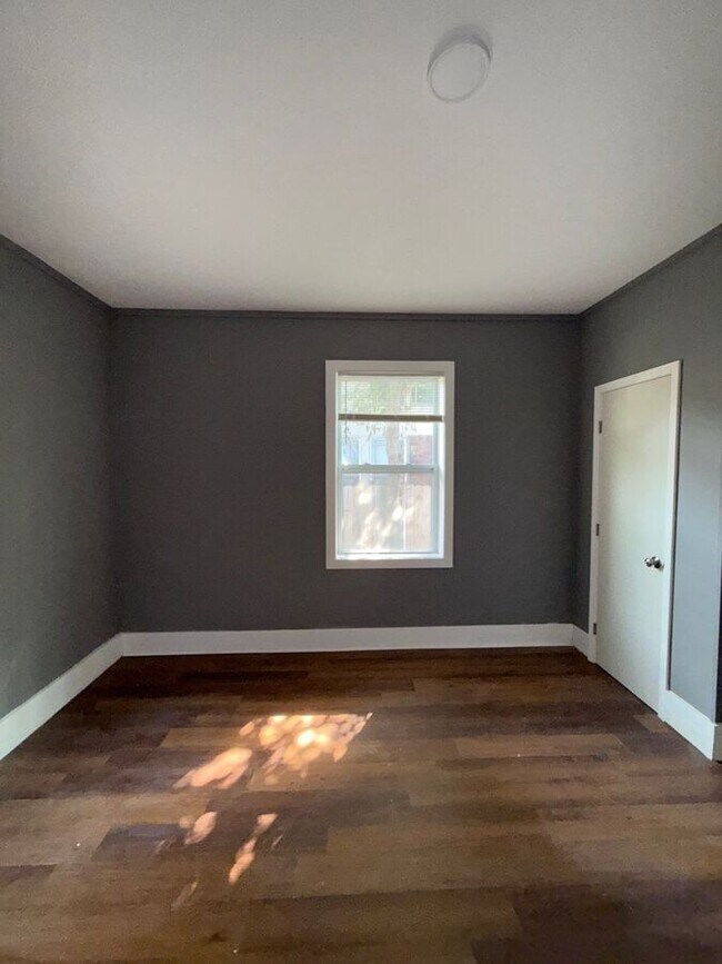 Building Photo - 1547 E McLemore Ave