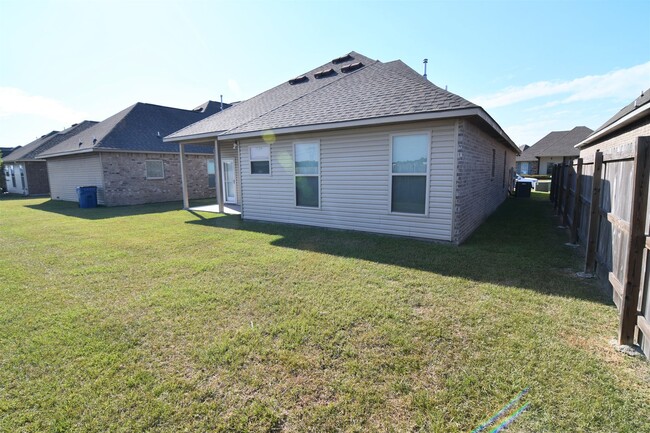 Building Photo - 3 bedroom, 2 bath home in St. Gabriels cov...