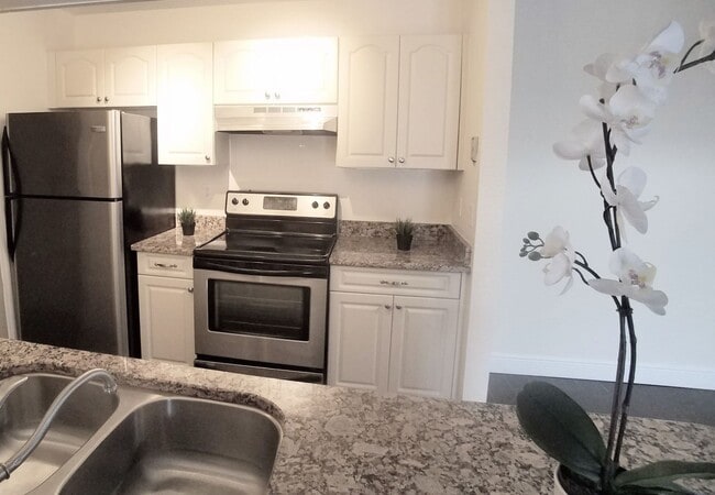 Building Photo - Beautiful 1/1 Wood Floor Condo With a Beau...