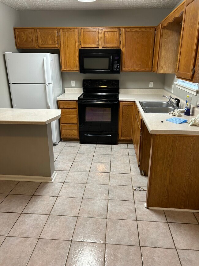 Building Photo - 110 Creekwood Ave