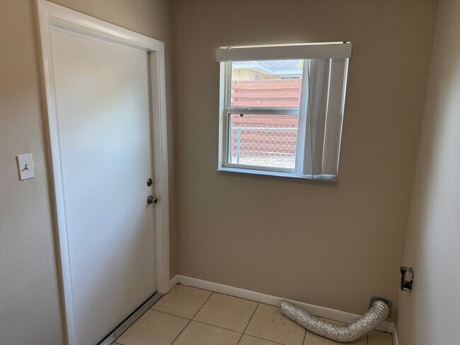Building Photo - Leesburg Duplex