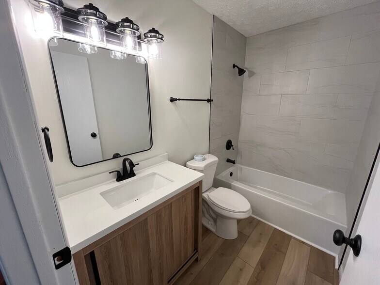 Second Floor Full Bathroom - 4895 Drayton Rd