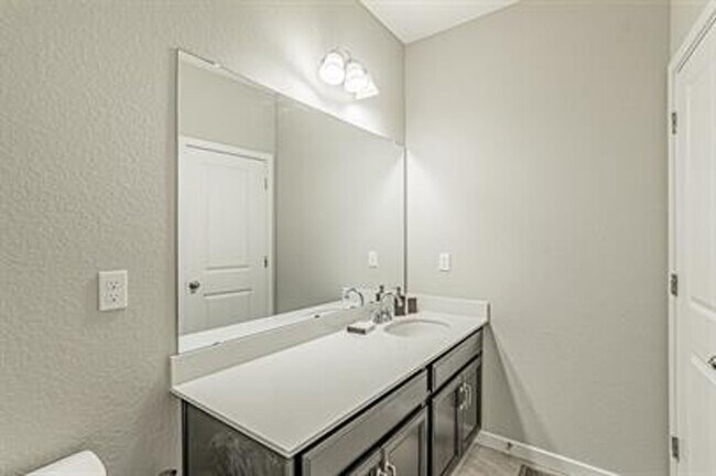 Building Photo - Modern 3 Bed/ 2.5 Bath Townhome in Sterling Ranch