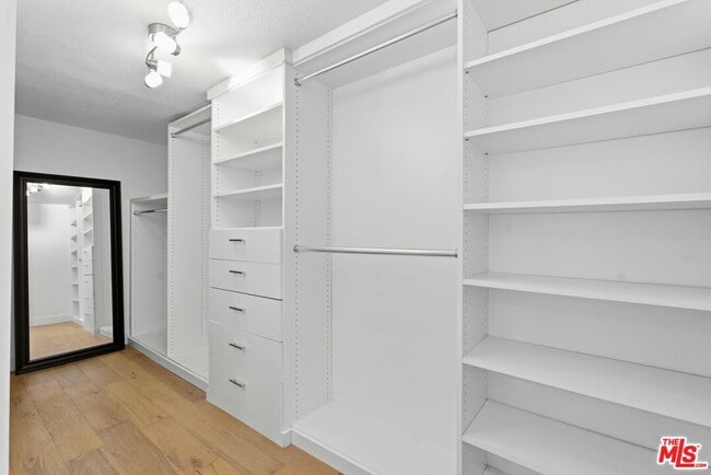 Building Photo - 851 N San Vicente Blvd