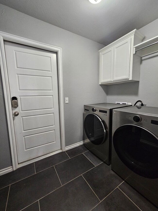 Building Photo - (3) Bed/(2) Bath in Bellatona Addition! Avail NOW!