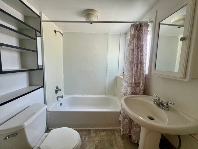 Building Photo - 3 Bed / 1 Bath Home with Outdoor Space