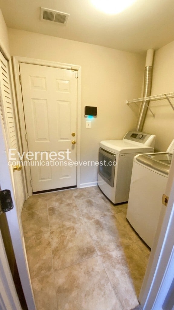 Building Photo - 1302 Wilcox Ave