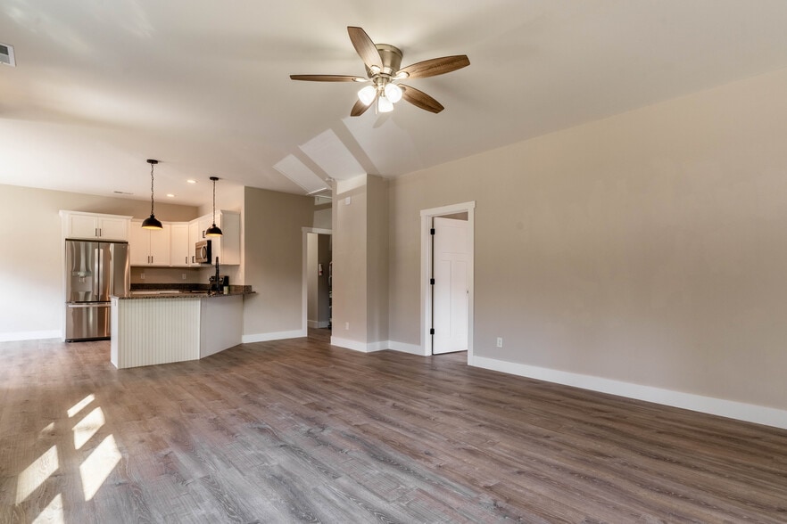 Living - 10-200 Laurel Loop