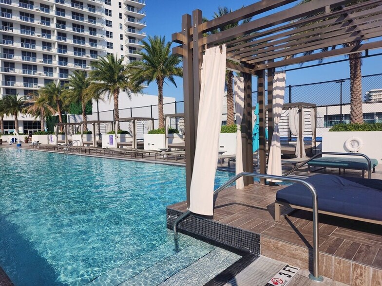 Building Photo - 2721 Hallandale Beach Blvd