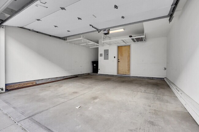 Building Photo - $3,200.00 - 2 Bedrooms, 2.2 Bathrooms, Tow...