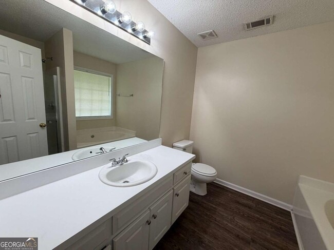 Building Photo - 211 Ravenwood Ct
