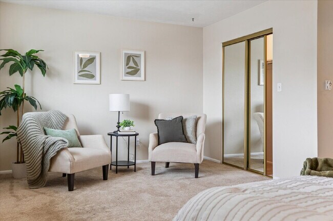 Building Photo - Pet-friendly 2 bed/2.5 bath Lakewood townhome - Available Now!