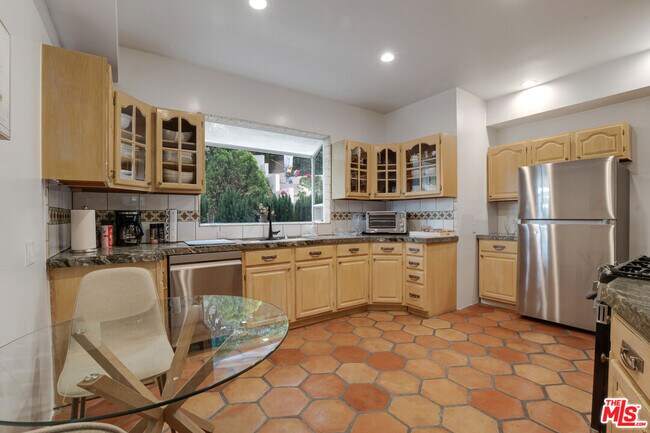 Building Photo - 10160 Cielo Dr