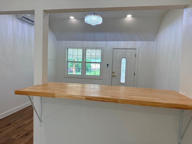 Building Photo - Cute 2 bedroom home in Prague!