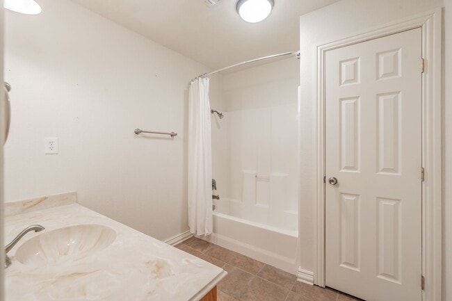 Building Photo - Spacious 5 Bedroom Home with Walk-Out Base...