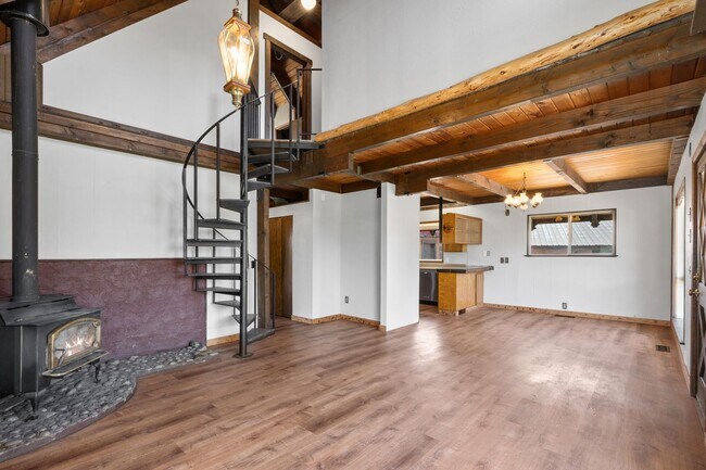 Building Photo - 250 Morrison Canyon Ln