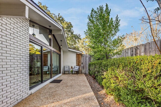 Building Photo - Mid-Century Home in Killearn Estates