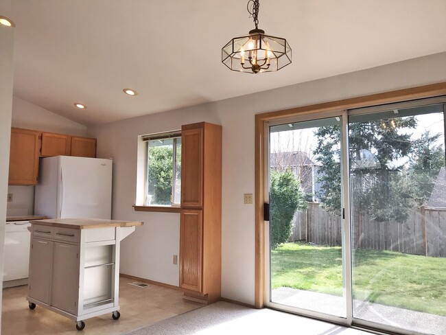 Building Photo - Great 3 bed with huge yard!