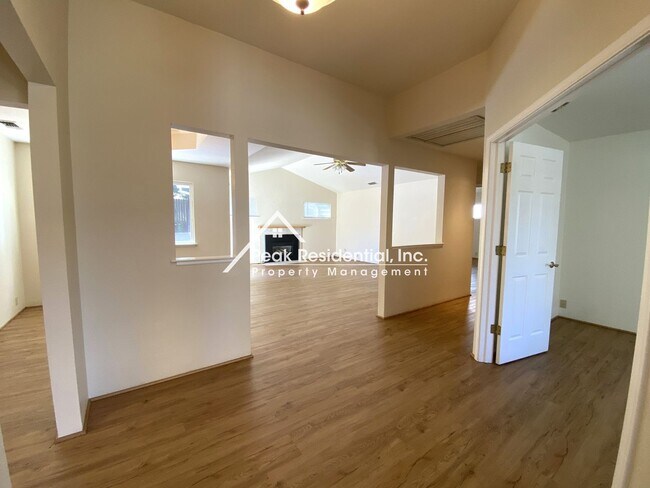 Building Photo - Spacious 3bd/2ba Auburn Home With Bonus Ro...