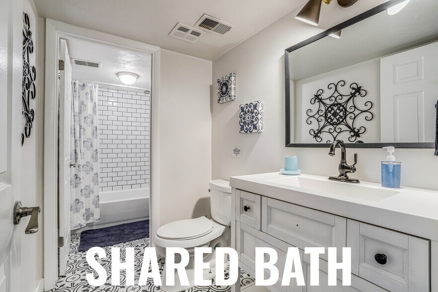 Building Photo - 2860 S Golden Way