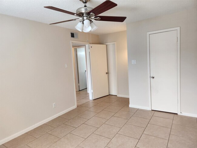 Building Photo - 2750 Holly Hall St