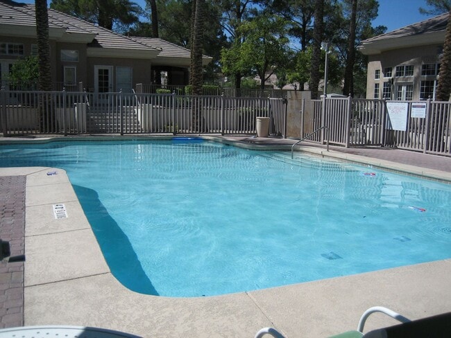 Building Photo - Single story, gated, 3bed, 2bath, 2car garage, Club house, Community Pool, Spa, Fitness room, CCRs