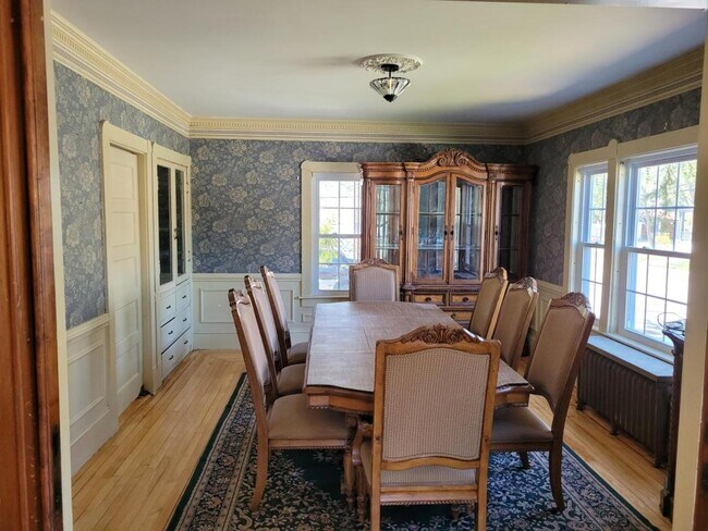 Building Photo - 2060 Elm St