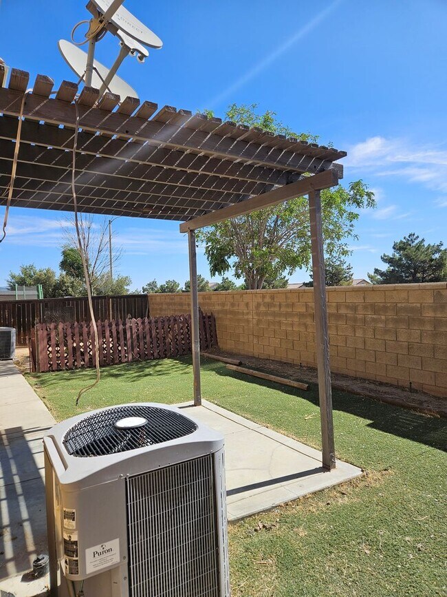 Building Photo - 5 BEDROOM OAK HILLS / HESPERIA HOME