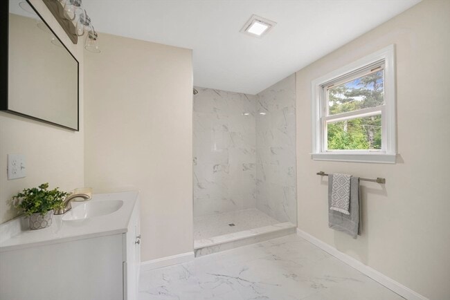 Building Photo - 1030 Oak St