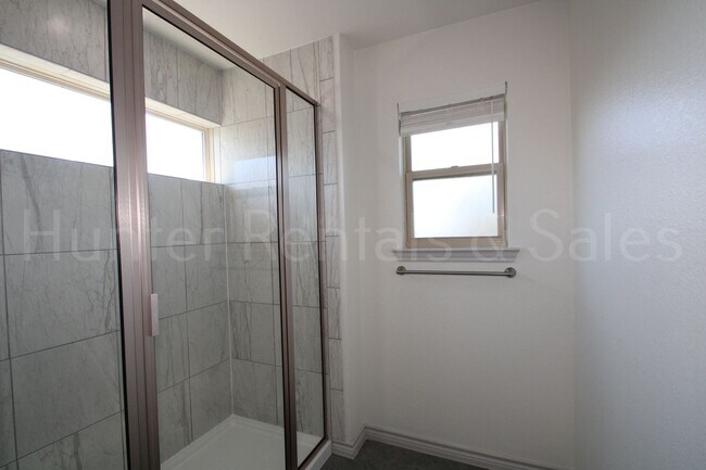 Building Photo - 805 Freedom Cir